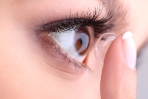 how to use contact lens